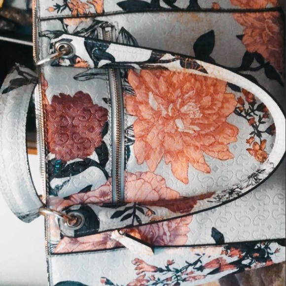 Beautiful guess purse like new - Picture 1 of 4